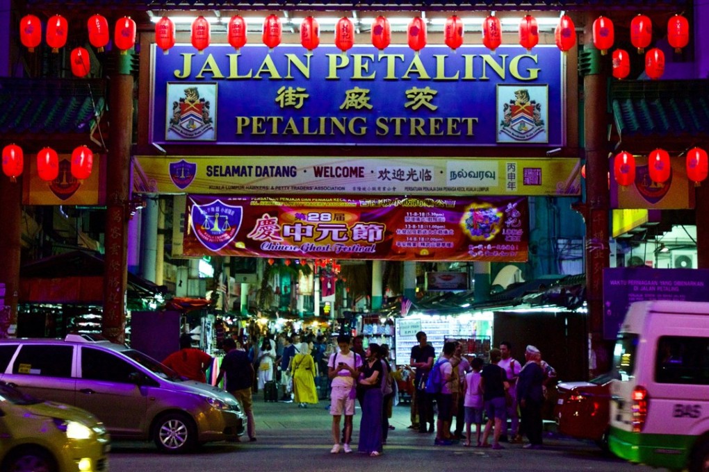 Pasar Sentosa is a wet market by day and a food hawker market at night. Photo: Alamy