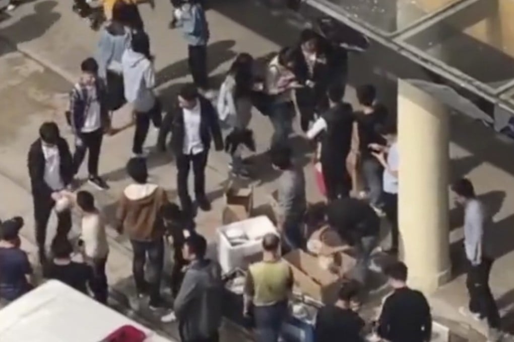 Minjiang University in southeast China has ordered security guards to stop food delivery vehicles from entering the campus as it tries to clamp down on rubbish, traffic and unhealthy diets. Photo: news.163.com