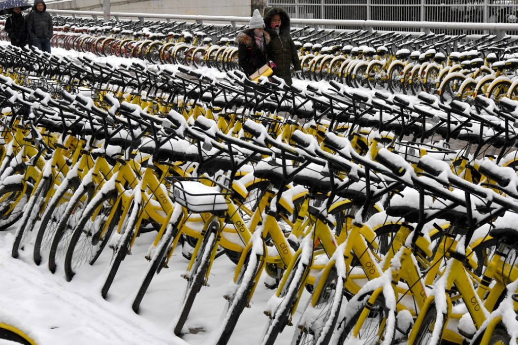 Snow-covered Ofo bicycles parked at the roadside in Zhengzhou, capital of central China's Henan Province, 2018. Photo: Xinhua
