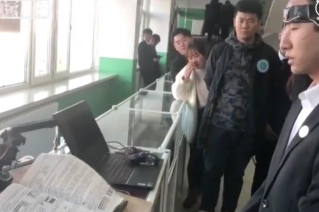 Qi Huanqiang demonstrates the device at Changchun University of Science and Technology on Wednesday. Photo: Csztv.com