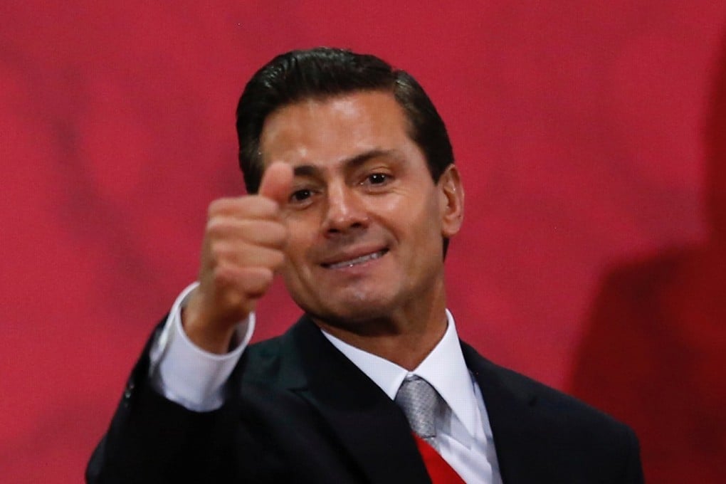Mexico’s President Enrique Pena Nieto gives a thumb up after delivering his annual address to the nation in Mexico City on September 2, 2017. Photo: Reuters