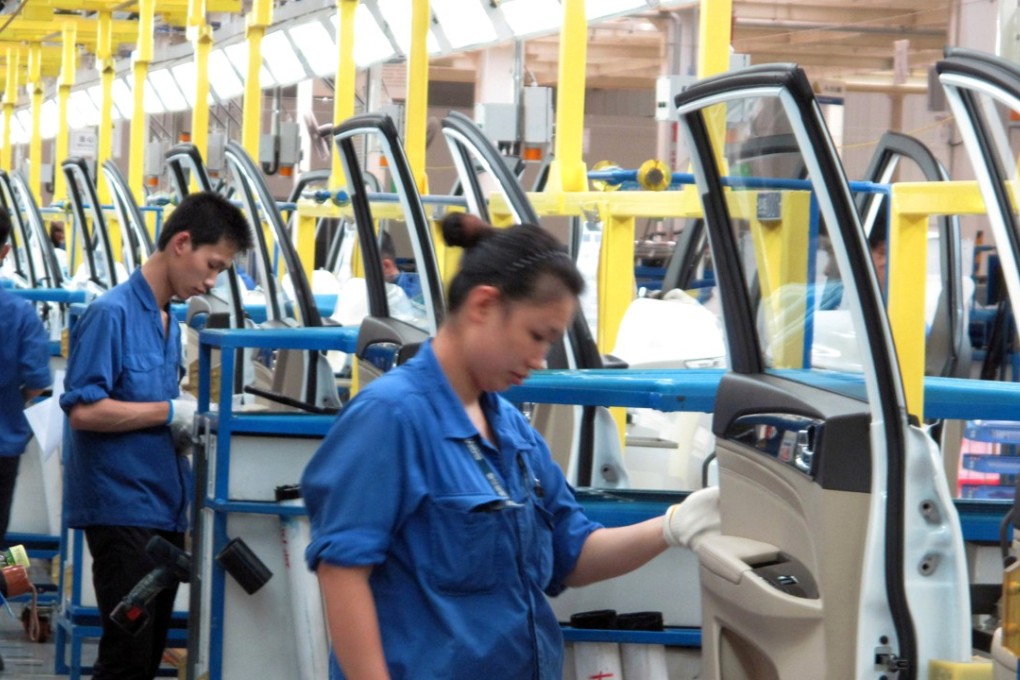 Employees work at a production line inside a factory of Saic GM Wuling, in Liuzhou, Guangxi Zhuang Autonomous Region on June 19, 2016. Photo: REUTERS