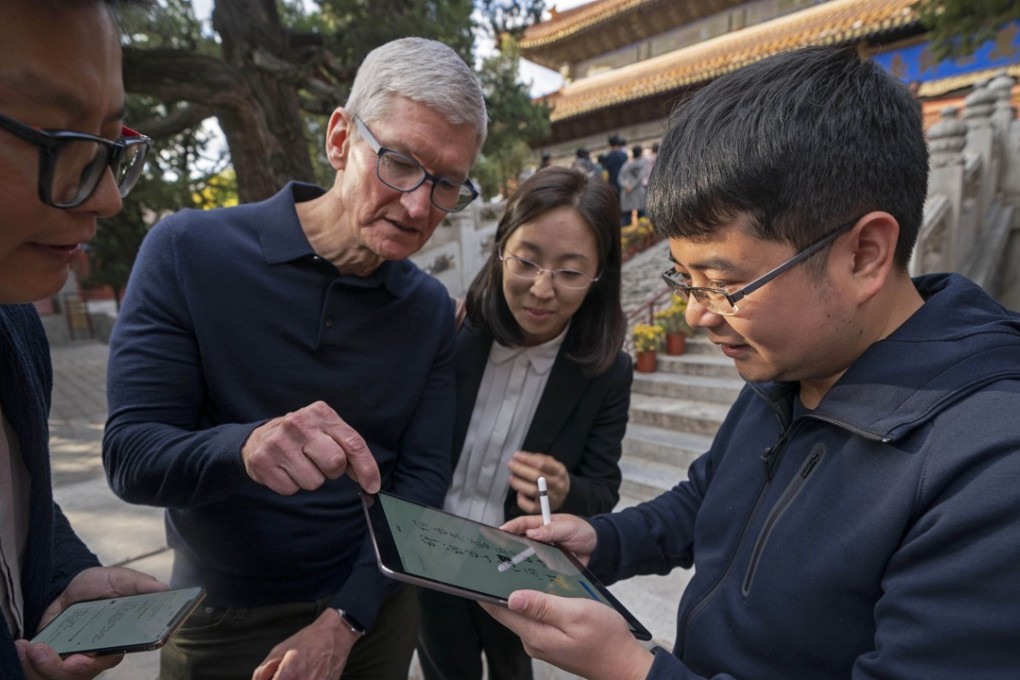 Apple's CEO Tim Cook pays a visit to Beijing Confucian Temple and the Imperial College on Oct.10, 2018. Photo: Xinhua