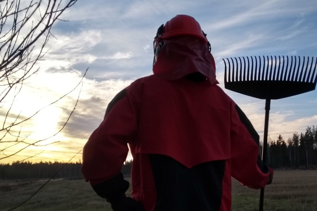 A Finnish social media user holding a rake. Photo: Twitter/Arto Aspfors