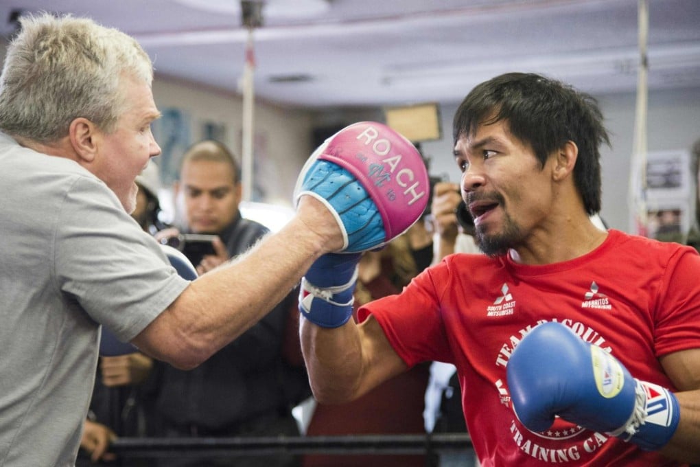 Trainer Freddie Roach works out with Manny Pacquiao in 2016. Photo: AFP