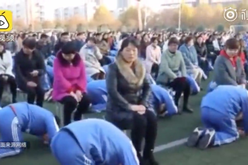 Hundreds of Chinese high school pupils were filmed kneeling in front of their parents. Photo: Pear Video