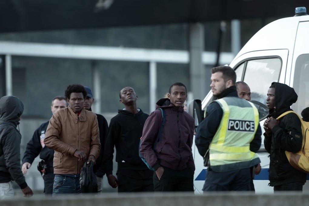 French policemen detain migrants at the border crossing of Biriatou in southwestern France on November 17, 2018. Photo: AFP