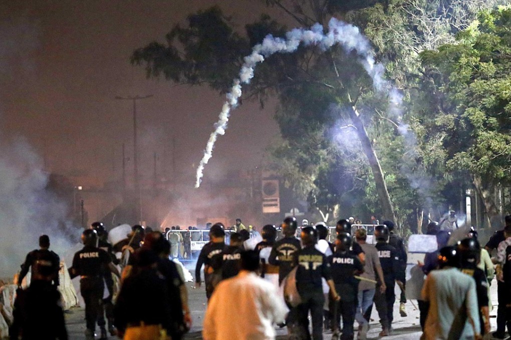 Supporters of hardline cleric Khadim Hussain Rizvi demonstrate against his arrest in Karachi, Pakistan. Photo: EPA