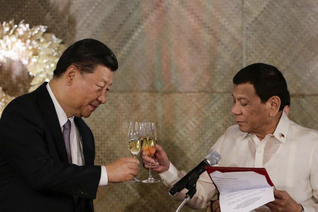 Philippine President Rodrigo Duterte, right, proposes a toast to Chinese President Xi Jinping during a state banquet in Manila. Photo AP