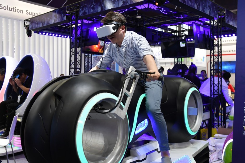 A visitor experiences VR at the 20th China Hi-Tech Fair (CHTF) in Shenzhen, south China's Guangdong Province, Nov. 14, 2018. Photo: Xinhua