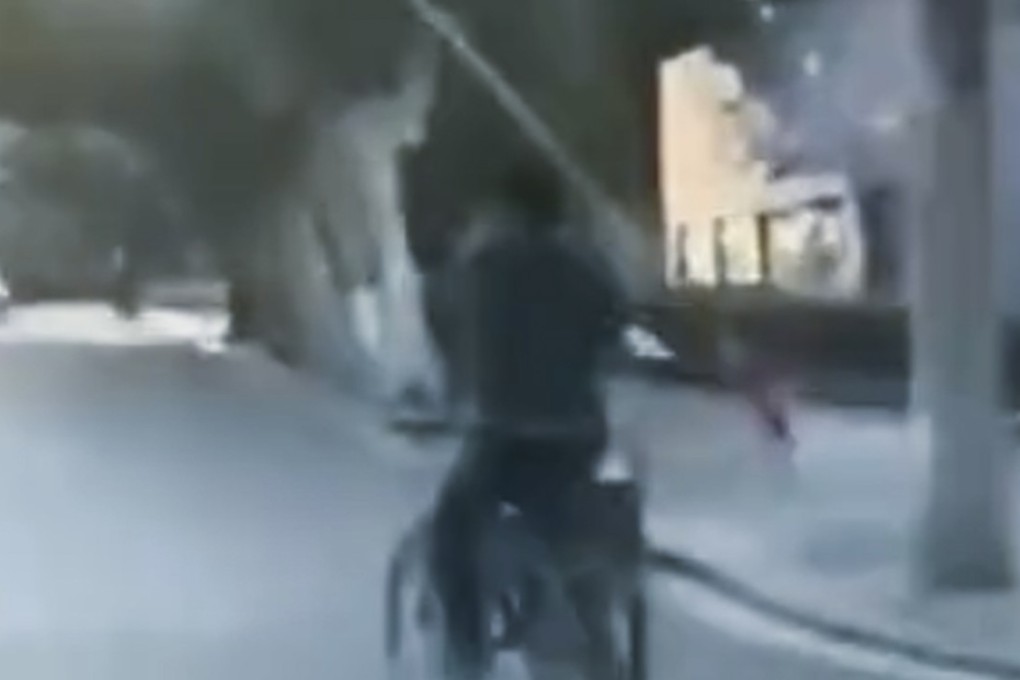 Video of a man first appeared on social media on November 14. In it, the man can be seen cycling down a street while twirling a spear over his head and brandishing it sideways, narrowly missing passing road users. Photo: qq.com