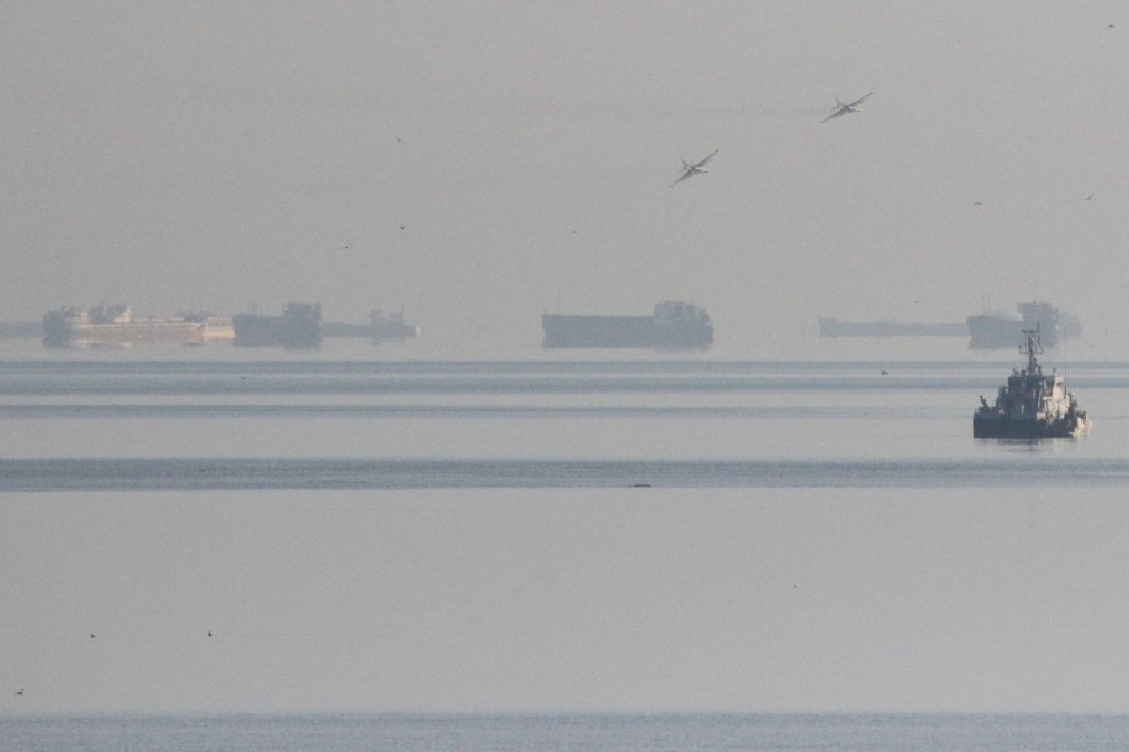 Russian jet fighters fly over vessels after the channel beneath a bridge connecting the Russian mainland with the Crimean Peninsula was blocked to stop three Ukrainian navy ships from entering the Sea of Azov on November 25, 2018. Photo: Reuters