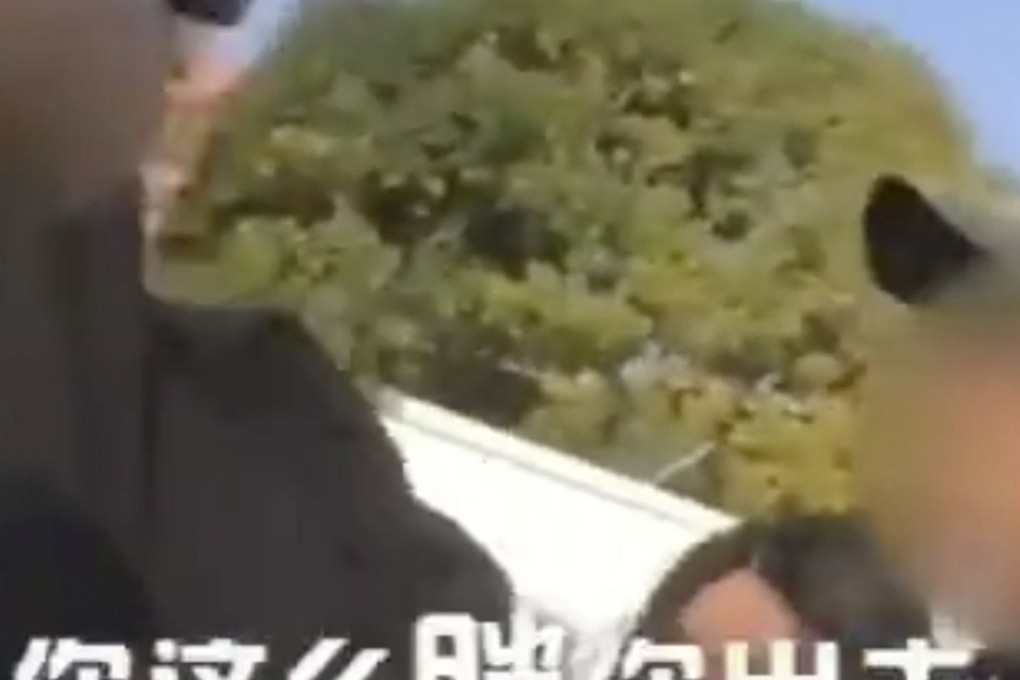 A video of an elderly man (right) abusing a fellow passenger for being overweight during Beijing rush hour has gone viral. Photo: Peopleapp.com