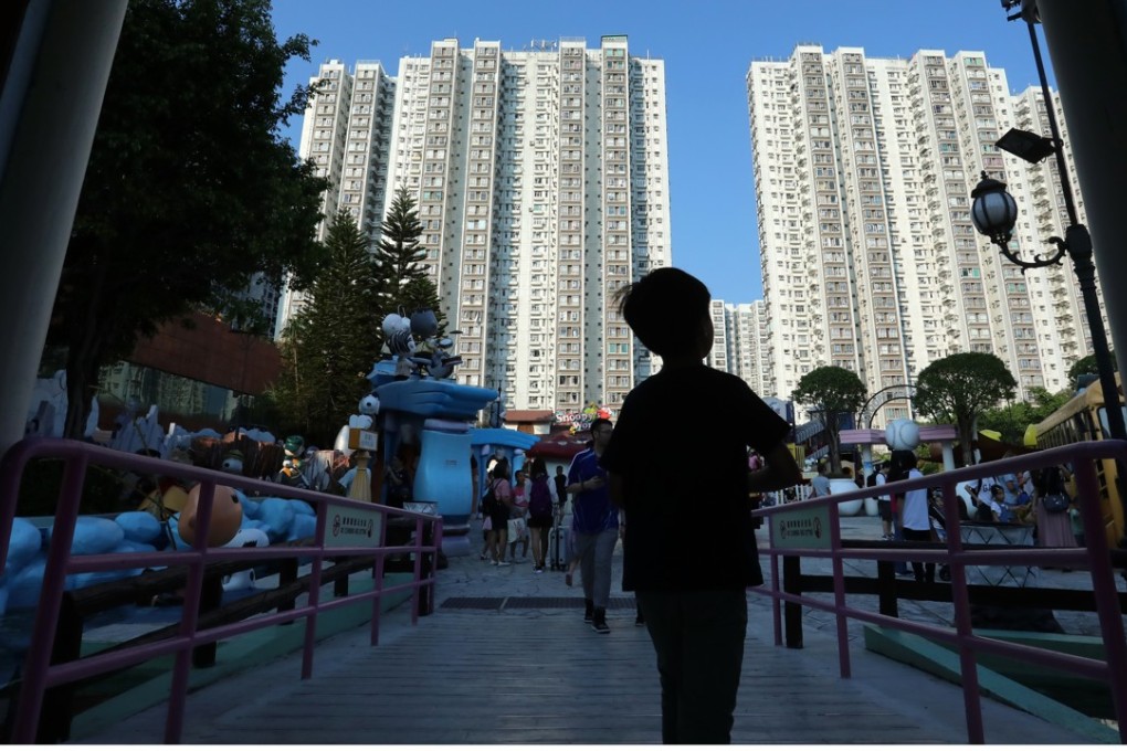 An official report said 17.5 per cent of local children were living in poverty. Photo: Jonathan Wong