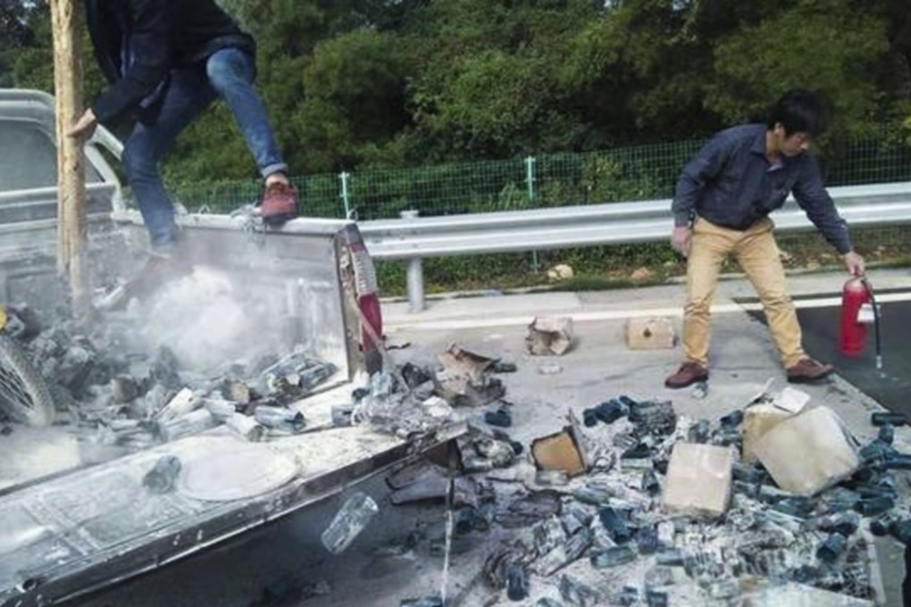 A man driving a pickup truck on an motorway in southeast China set fire to his own truck with a carelessly discarded cigarette butt. Photo: Baijiahao.baidu.com