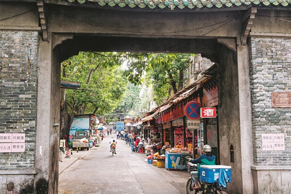 Market stalls packed with fruit, vegetables and other provisions at Old Market Street in Huizhou, Guangdong. Photo: Martin Williams