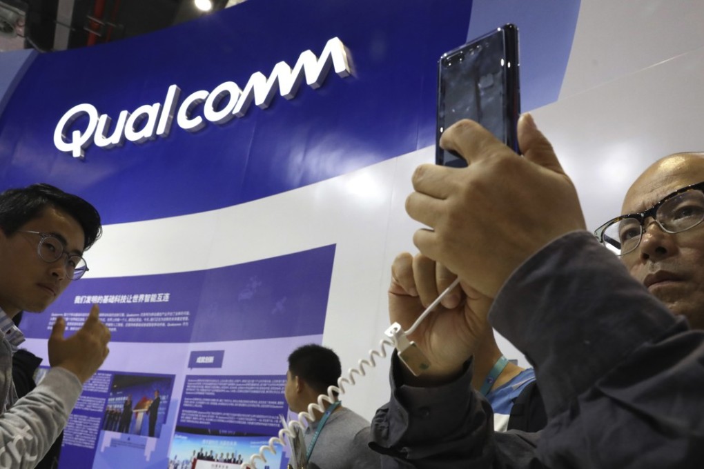 Attendees look at the latest technology from Qualcomm at the China International Import Expo in Shanghai, Nov. 6, 2018. Photo: AP