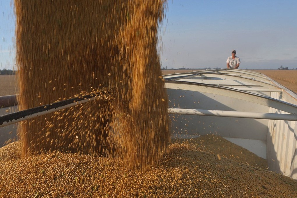 Soy beans are being loaded into Chris Crosskno’s truck on Wednesday, October 11, 2017, at his farm near Denton, Missouri in the US. Photo: St. Louis Post-Dispatch/TNS