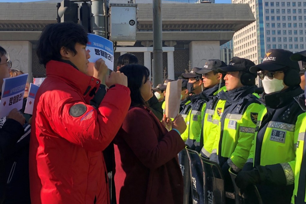South Korean university students supportive of North Korean leader Kim Jong-un visiting Seoul are blocked by policemen. Photo: Reuters