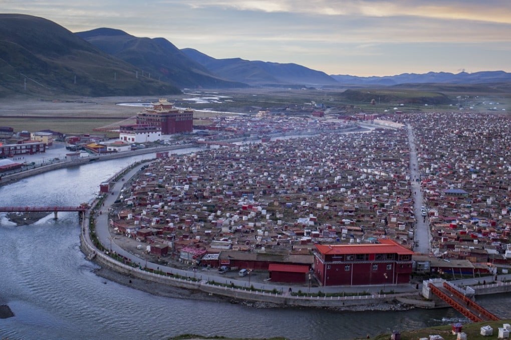 The settlement at Yarchen Gar monastery, in Baiyu county, Garzê Tibetan Autonomous Prefecture, Sichuan. Photography: Douglas Hook