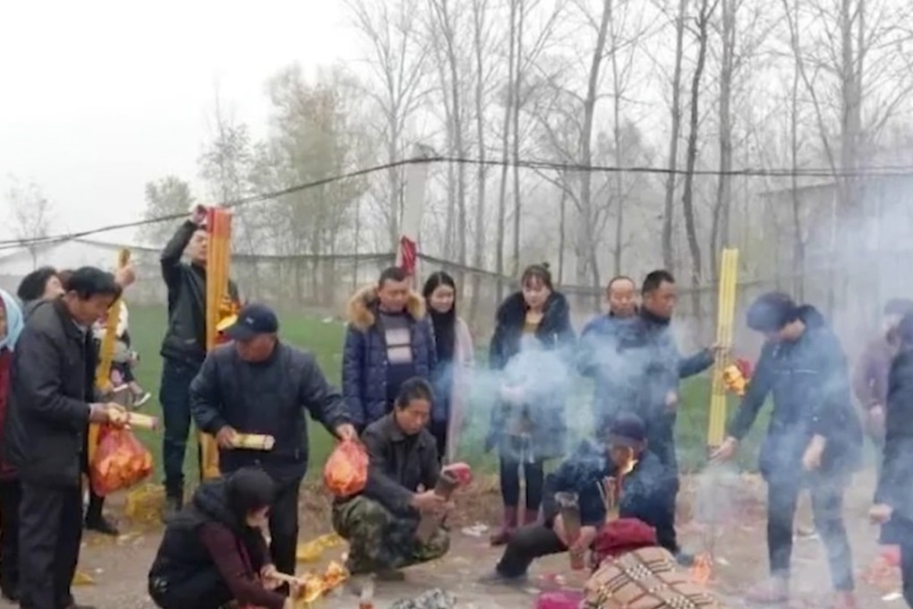 Villagers worshipped the “magic” stalk. Photo: Thepaper.cn