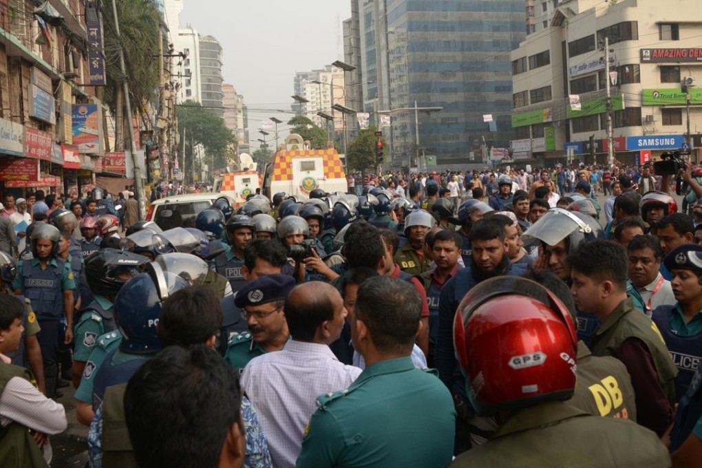 Opposition supporters confronted by riot police during a demonstration in Dhaka in November, 2018. Photo: Xinhua