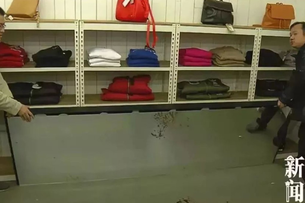 A steel-framed mirror weighing more than 50kg was propped against the wall outside a fitting room in a shop in Shanghai. Photo: Weibo