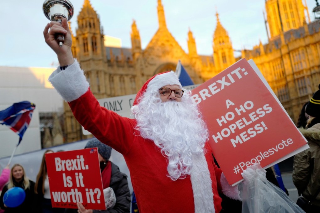 Anti-Brexit demonstrators protest outside Parliament, in London on December 10, as Theresa May announced a postponement of a crucial vote on the Brexit agreement struck with EU leaders last month. Photo: AFP