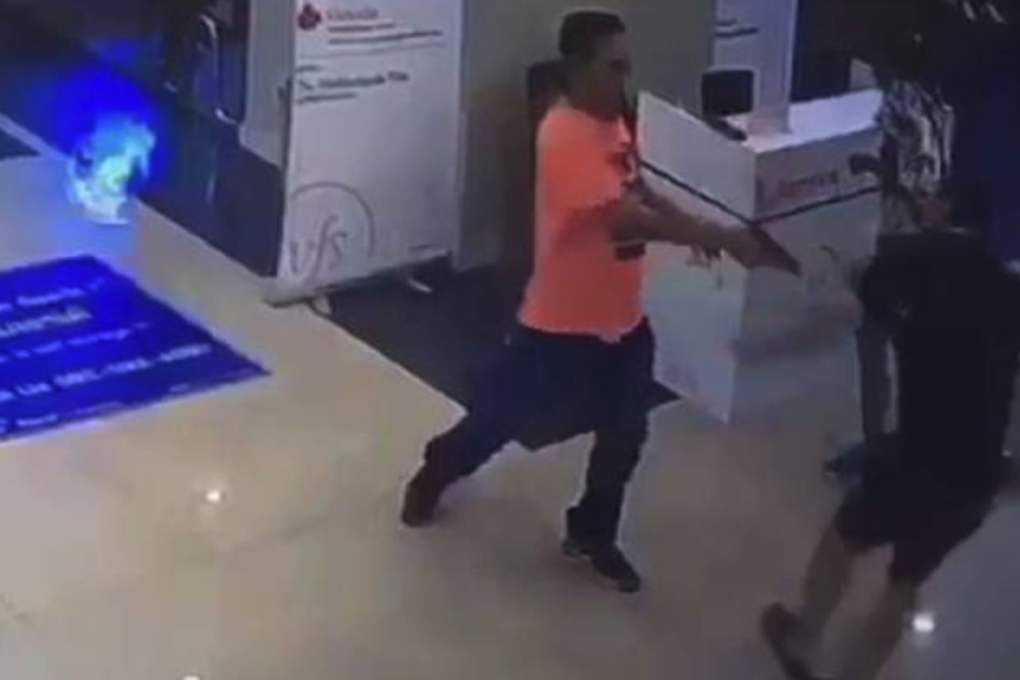 A scene from a security camera shows the moment before Thai police officer Kantapong Huadsri (left) shoots dead French tourist Malik Djamel in a Bangkok shopping plaza on Wednesday. Photo: MCOT TV