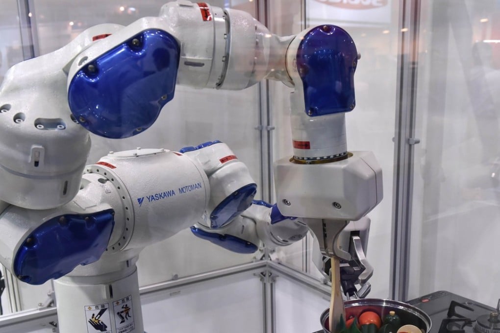 Japanese robot giant Yaskawa Electric's industrial robot Motoman performs a cooking demonstration at the International Food Machinery and Technology Exhibition in Tokyo on June 10, 2015. Photo: AFP