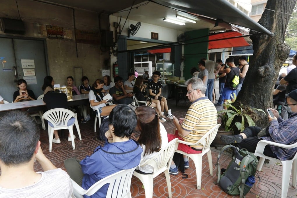 People queue to eat at Raan Jay Fai, a Michelin-starred street-food restaurant, in Bangkok. Photo: EPA