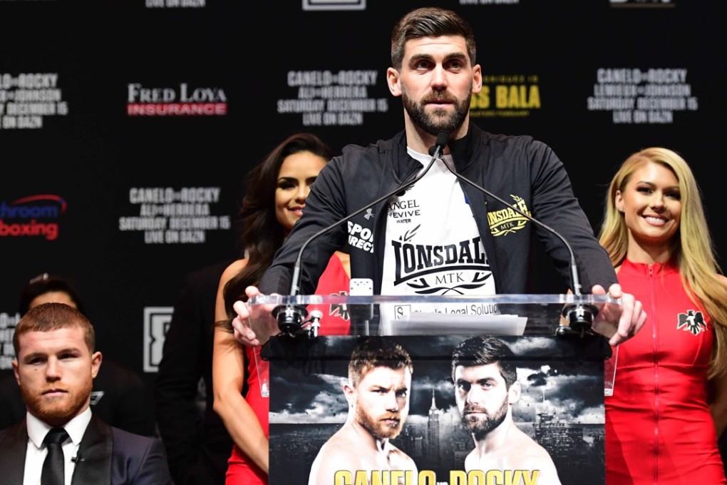 Rocky Fielding of the United Kingdom speaks during a press conference while his opponent Canelo Alvarez of Mexico sits to his left at Madison Square Garden. Photo: AFP