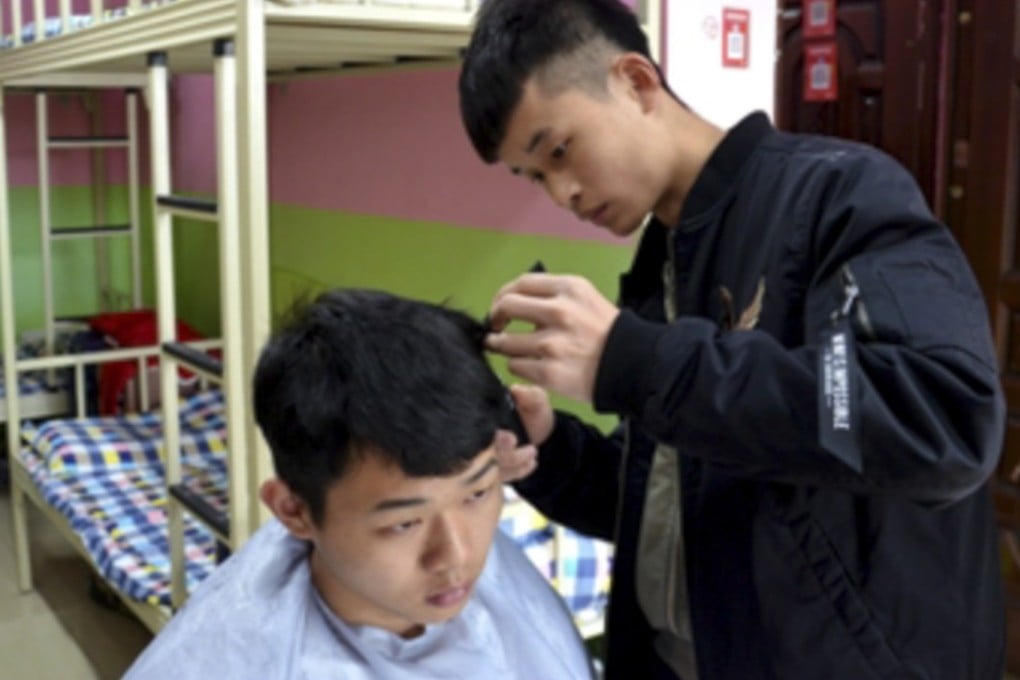 Ding Weijie’s dormitory salon has become so popular that haircuts need to be booked a few days in advance. Photo: News.sina.com.cn