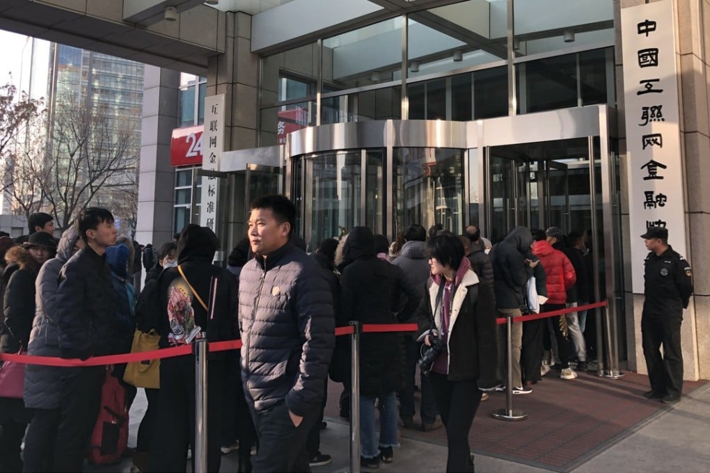 Ofo users line up outside its head office in Beijing on Monday hoping for an immediate refund of their deposit. Photo: SCMP