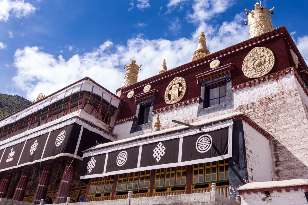 A Tibetan house in the city Lhasa, Tibet, exhibiting traditional architecture and craftsmanship. Photo: Alamy