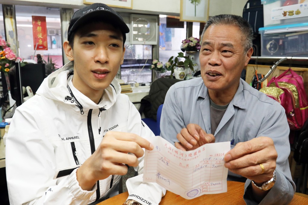 Wong Ching-kit (left) is given the receipt for his donation by Chan Cheuk-ming, the owner of Pei Ho Counterparts Restaurant in Sham Shui Po. Photo: Dickson Lee