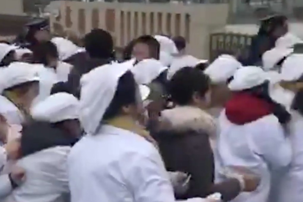 Hundreds of workers marched to the management office at Yanghe Brewery’s factory in Suqian, Jiangsu on Saturday. Photo: Rfa.org