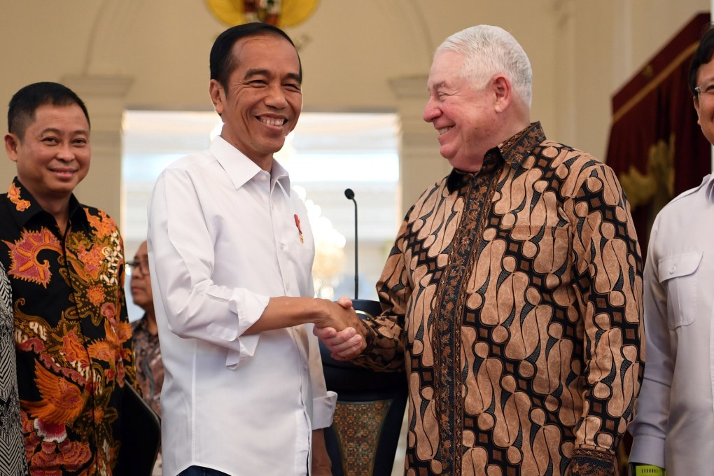 Indonesian President Joko Widodo, centre left, shakes hands with Freeport-McMoRan Chief Executive Officer Richard Adkerson, centre right, after a press conference at the presidential palace in Jakarta on Friday. Photo: Reuters