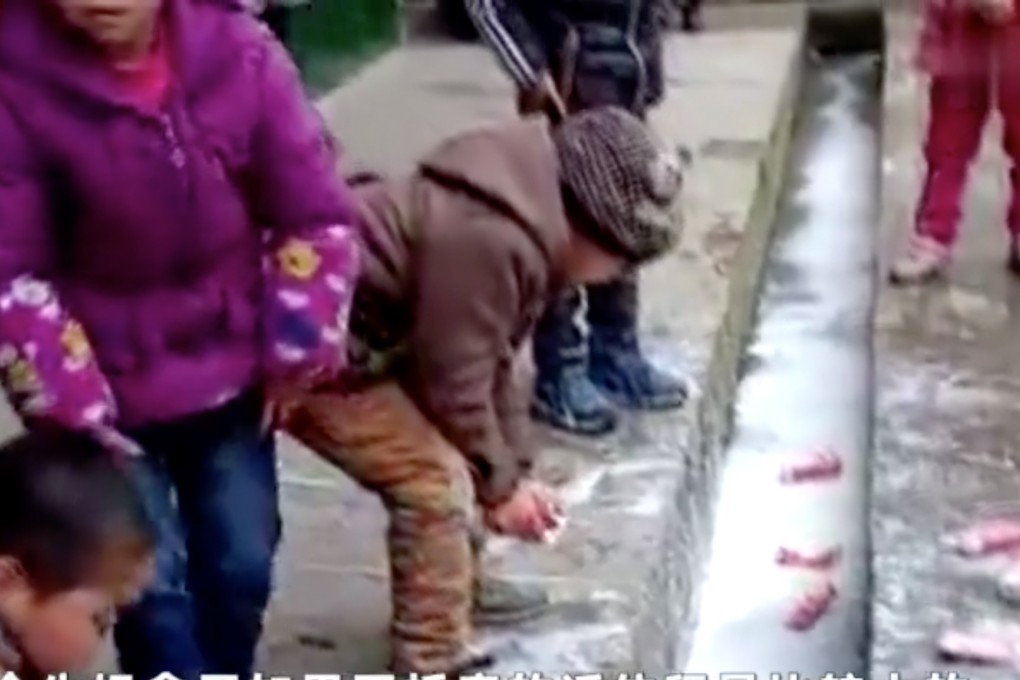 A video shared online showed children at a primary school in central China pouring their free milk down a drain. Photo: Btime.com