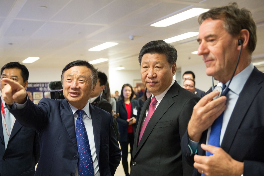 Xi Jinping, China's president, second right, pauses as he is shown around the offices of Huawei Technologies Co Ltd. by Ren Zhengfei, billionaire and president of Huawei Technologies Co., second left, in London, U.K., on Wednesday, Oct. 21, 2015. photo: Bloomberg