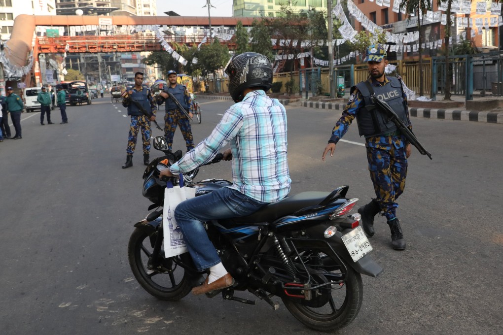 A police officer gestures to a motorbike rider near a checkpoint in Dhaka, Bangladesh on December 28, 2018. Photo: Reuters