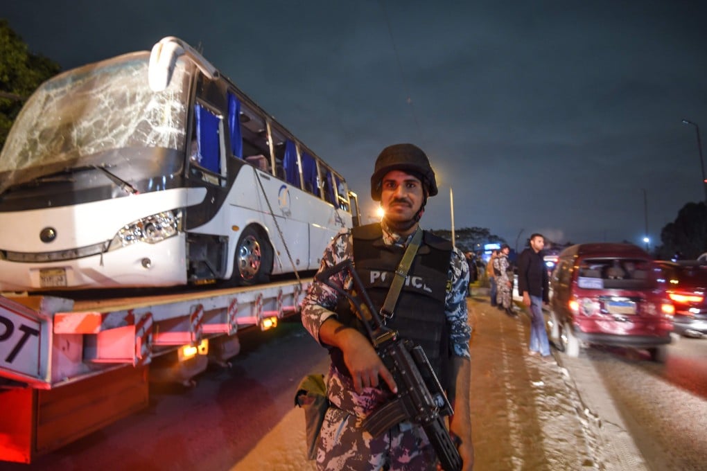 The tourist bus being towed away from the scene in Giza province, south of the Egyptian capital Cairo, after three Vietnamese holidaymakers and an Egyptian tour guide were killed by a roadside bomb blast on December 28, 2018. Photo: AFP