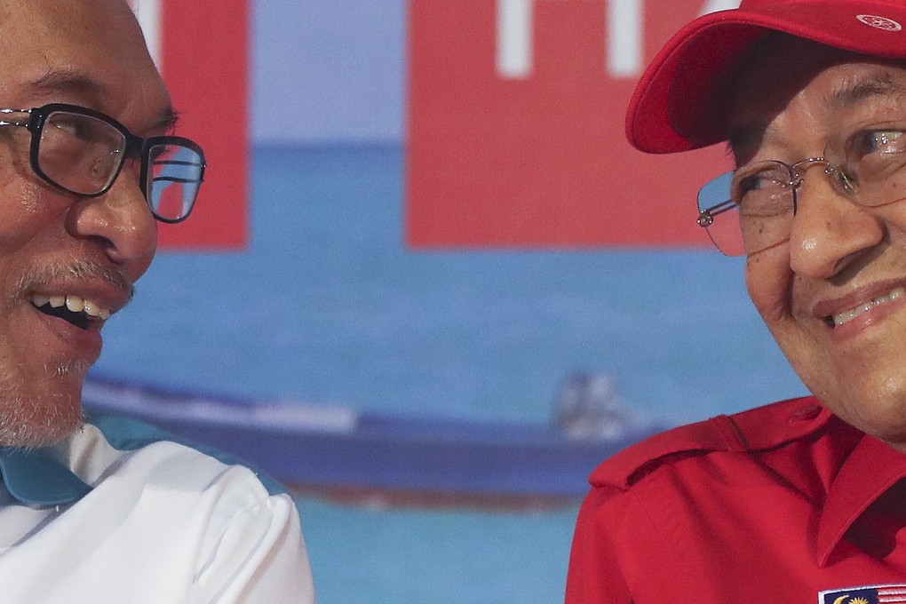 Anwar Ibrahim (L) with Mahathir Mohamad. Photo: EPA