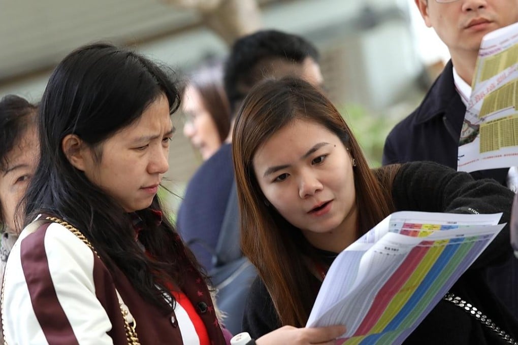 Potential buyers line up for the Grand Central sale, a residential development project by Sino Land, on December 13, 2018. Photo: K.Y. Cheng