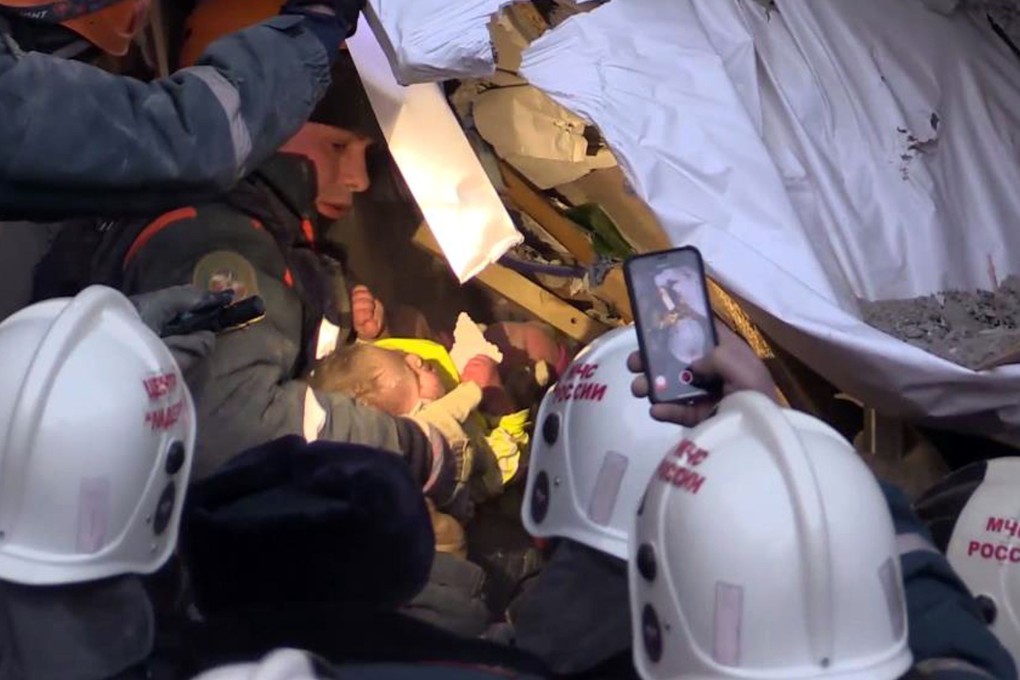 Rescuers with a baby that survived a gas explosion at a residential building in Magnitogorsk, Russia on January 1, 2019. Photo: RUSSIAN EMERGENCY SITUATIONS MINISTRY/AFP