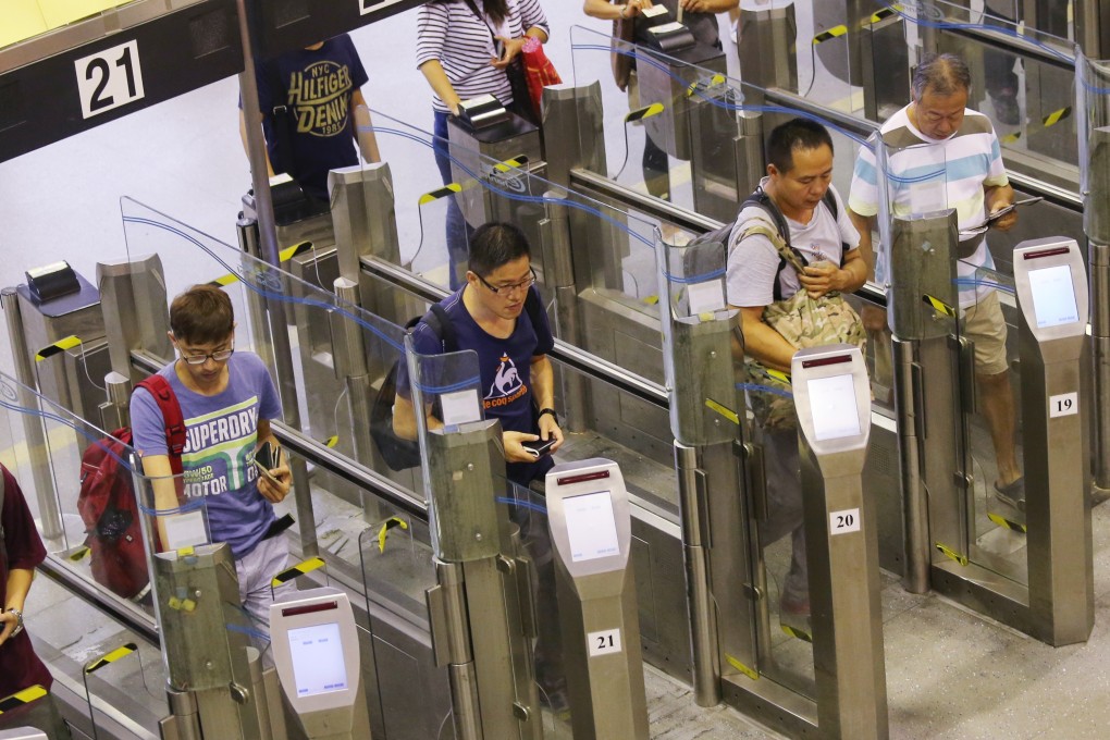 There is still uncertainty as to how Beijing’s new income tax rules will apply to Hongkongers who cross the border to work. Photo: David Wong