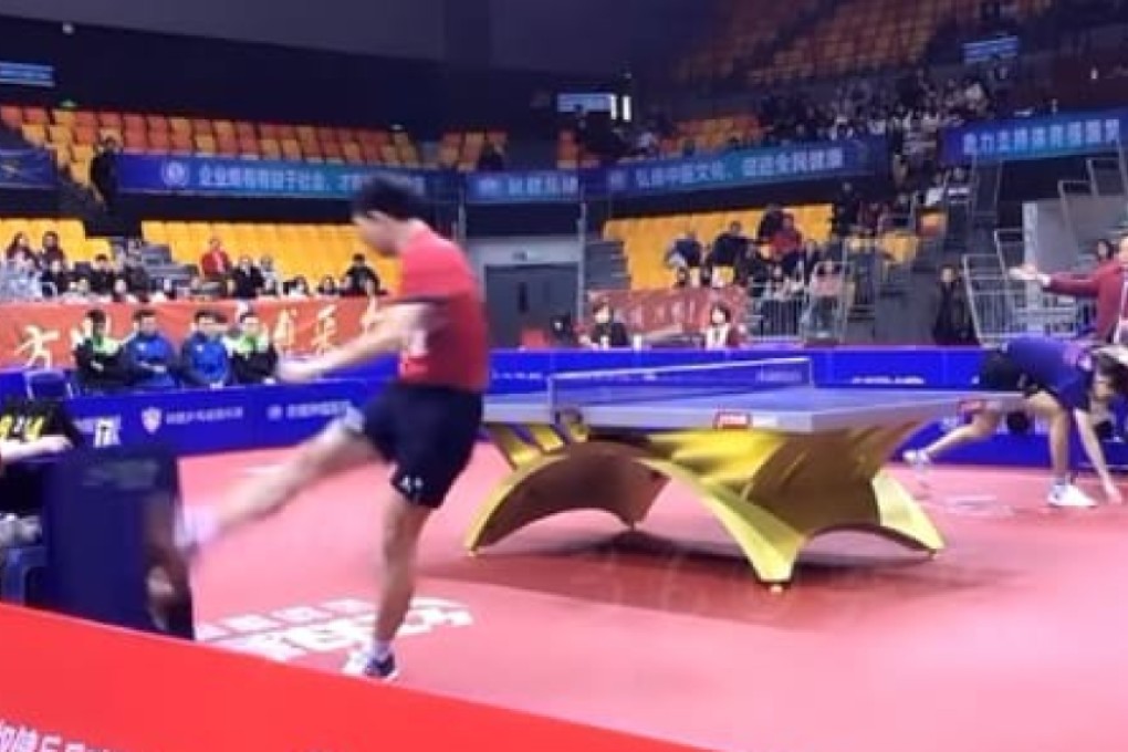 Fang Bo kicks the towel rack next to the assistant judge during the Chinese Super League. Photo: YouTube