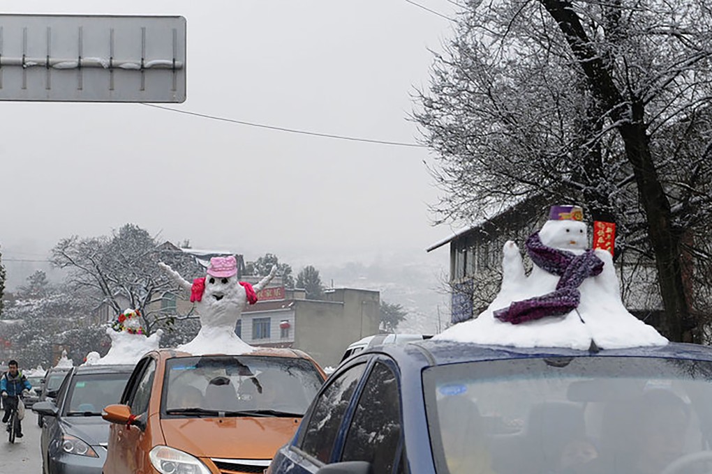 Chengdu residents are decorating their cars with the snowmen. Photo: CFP
