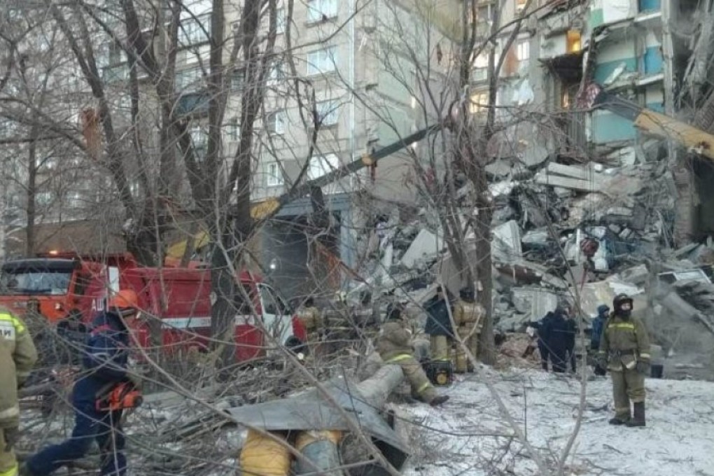 Emergency personnel work at the site of collapsed apartment building after a suspected gas blast in Magnitogorsk, Russia December 31, 2018. Photo: Handout via Reuters