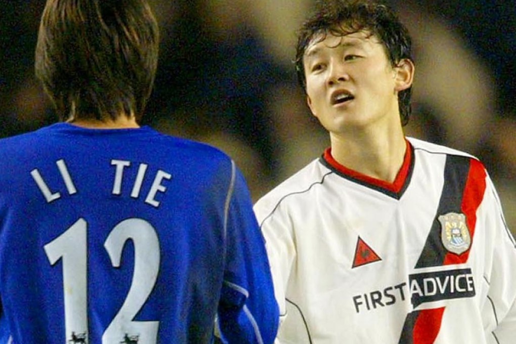 Chinese internationals Li Tie (L) and Sun Jihai shake hands after a Premier League match in 2003. Photo: Reuters